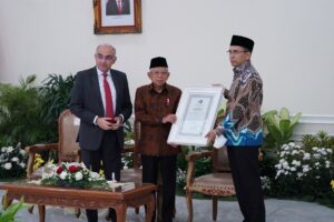 Syaikh TGB Mewakili Grand Syaikh al-Azhar Memberikan Penghargaan Kepada Wapres KH. Ma’ruf Amin